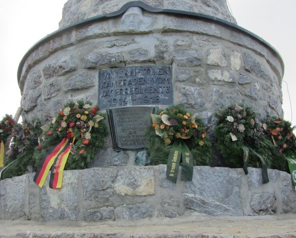 Kranzgebinde-am-Jaegerdenkmal.jpg